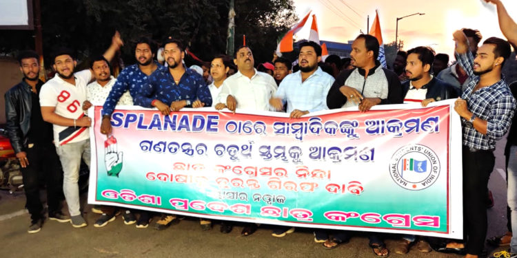 ଏସ୍ପ୍ଲାନେଡ୍, ଭୁବନେଶ୍ୱର କତୃପକ୍ଷଙ୍କ ଦ୍ୱାରା ଗଣମାଧ୍ୟମର ମହିଳା ସାମ୍ବାଦିକଙ୍କୁ ଆକ୍ରମଣ ପ୍ରତିବାଦରେ ପ୍ରଦେଶ ଛାତ୍ର କଂଗ୍ରେସର ବିକ୍ଷୋଭ ।