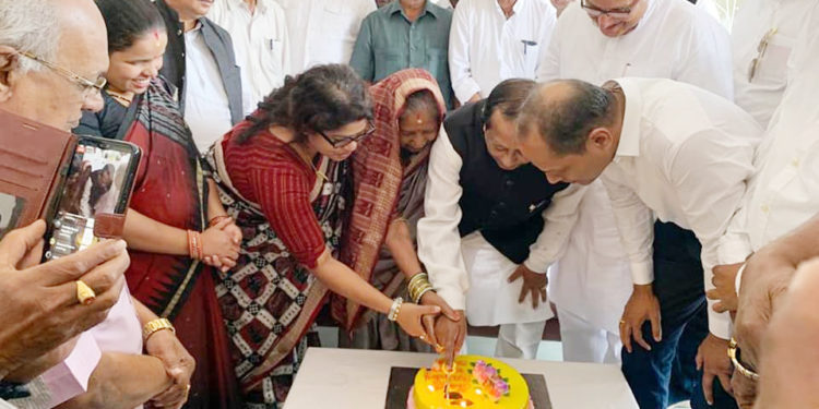 ଓଡିଶା ବିଧାନସଭାର ବାଚସ୍ପତି ତଥା ଦିଗପହଣ୍ଡି ବିଧାୟକ ଶ୍ରୀଯୁକ୍ତ ସୂର୍ଯ୍ୟନାରାୟଣ ପାତ୍ରଙ୍କ ଜନ୍ମ ଦିନ ଅବସରରେ ତାଙ୍କୁ ଜନ୍ମ ଦିନର ଅଭିନନ୍ଦନ ଜଣାଇବାସହ ଏକ କେକ କାଟି ତାଙ୍କ ଜନ୍ମ ଦିନ ପାଳନ କରାଯାଇଥିଲା