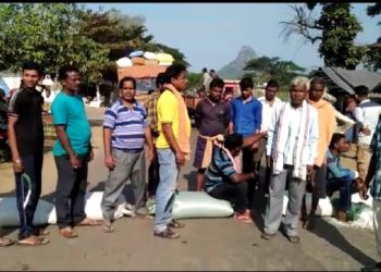 କୋରୁକୋଣ୍ଡା ଠାରେ ଚାଷୀଙ୍କ ଧାନ ବସ୍ତା ରଖି ରାସ୍ତାରୋକ ।