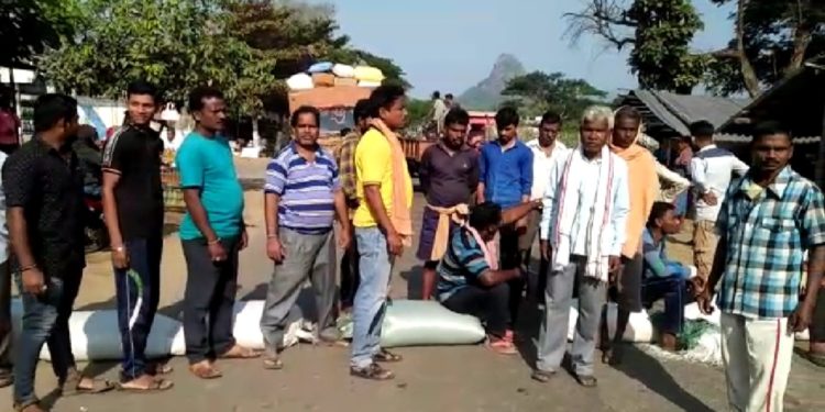 କୋରୁକୋଣ୍ଡା ଠାରେ ଚାଷୀଙ୍କ ଧାନ ବସ୍ତା ରଖି ରାସ୍ତାରୋକ ।