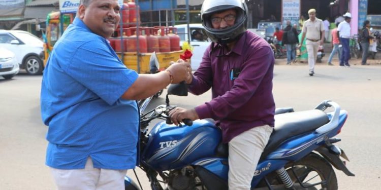 ଉପ ଜିଲ୍ଲାପାଳ ହେଲମେଟ୍ ପିନ୍ଧିଥିବା ଲୋକ ଙ୍କୁ ଚକଲେଟ୍ ସହିତ ଗୋଲାପ ଫୁଲ ଦେଇ ସଚେତନ କରାଉଛନ୍ତି । ନୟାଗଡ