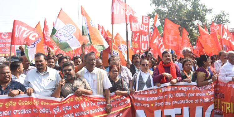 ଧର୍ମଘଟରେ ହଜାର ହଜାର କଂଗ୍ରେସ କର୍ମୀ ଓ ନେତୃମଣ୍ଡଳିଙ୍କର ସହଯୋଗରେ ଧର୍ମଘଟ – କେନ୍ଦ୍ରୀୟ ଶ୍ରମିକ ସଂଗଠନ ଓ ସ୍ୱାଧୀନ ଫେଡେରେସନଙ୍କର ମିଳିତ ମଞ୍ଚ