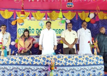 ଛାତ୍ରଛାତ୍ରୀ  ନିଜ ଗୋଡ଼ରେ ଠିଆ ହେଲେ ଦେଶର ବିକାଶ ସମ୍ଭବ