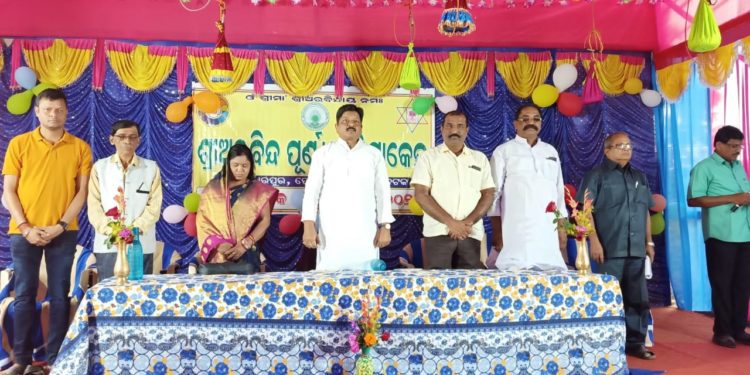 ଛାତ୍ରଛାତ୍ରୀ  ନିଜ ଗୋଡ଼ରେ ଠିଆ ହେଲେ ଦେଶର ବିକାଶ ସମ୍ଭବ