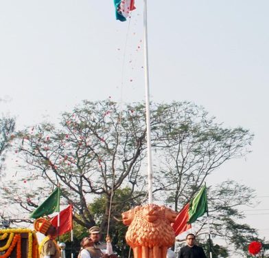 ମୟୂରଭଞ୍ଜ : ଜିଲ୍ଲା ମହକୁମା ବାରିପଦାରେ ୭୧ତମ ସାଧାରଣତନ୍ତ୍ର ଦିବସ ମହାସମାରୋହରେ ପାଳିତ ଉତ୍ସବରେ ଯୋଗଦେଇ ଜାତୀୟ ପତାକା ଉତ୍ତୋଳନ କଲେ ମନ୍ତ୍ରୀ ରଘୁନନ୍ଦନ ଦାସ