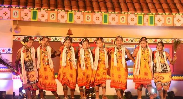 ଆଦିବାସୀ ମେଳାରେ ଦୁଇ ଦିନରେ ରେକର୍ଡ ସଂଖ୍ୟକ ଅଢେଇ ଲକ୍ଷ ଲୋକ ସମାଗମ ବ୍ୟବସାୟ ପରିମାଣ କୋଟିଏରୁ ଅଧିକ : ବଢୁଛନ୍ତି ବିଦେଶୀ ପର୍ଯ୍ୟଟକ