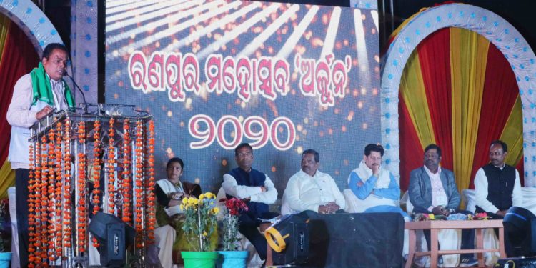 ରଣପୁର ମହୋତ୍ସବର ଚତୁର୍ଥ ସଂନ୍ଧ୍ୟା ପାଇକ ଆଖଡାରେ ବିଭୋର ହେଲେ ଦର୍ଶକ