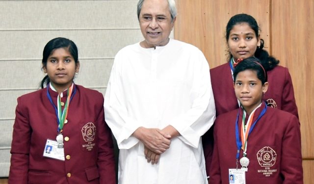 ଧ୍ରୁବ ସମ୍ମାନ ତିନି ଜଣ ଛାତ୍ରୀ ଙ୍କୁ ମୁଖ୍ୟମନ୍ତ୍ରୀ ସାହସିକତା ପୁରସ୍କାର