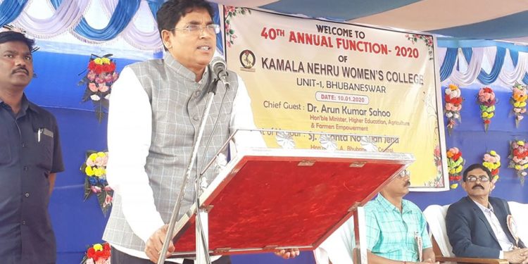 କମଳା ନେହେରୁ ମହିଳା ମହାବିଦ୍ୟାଳୟର ୪୦ତମ ବାର୍ଷିକ ଉତ୍ସବ ରେ ଯୋଗଦେବା ଅବସରରେ ।