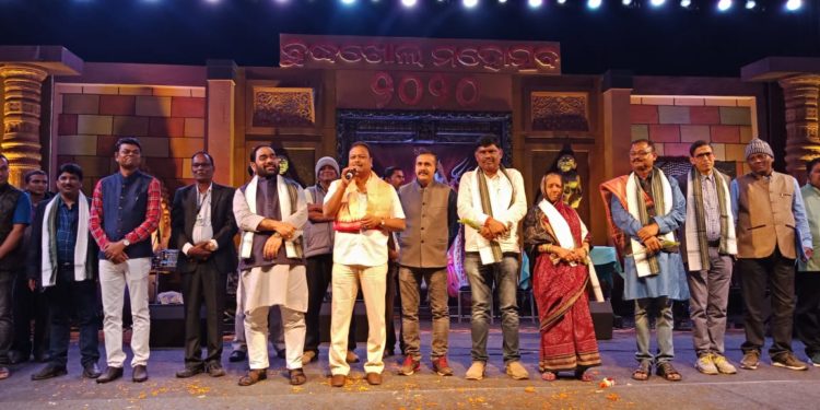 ବୁଦ୍ଧଖୋଲ ମହୋତ୍ସବର ଦ୍ୱିତୀୟ ସଂନ୍ଧ୍ୟାରେ ହଜାର ହଜାର ଦର୍ଶକଙ୍କ ମୁହଁରେ ହସ ଫୁଟାଇଥିଲା ।