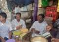 ରାୟଗଡା ଜ଼ିଲ୍ଲା ର ମନ୍ତ୍ରୀ ଶ୍ରୀ ଜଗନ୍ନାଥ ସାରକା  ଓ ବିଜେଡି ପର୍ଯ୍ୟବେକ୍ଷକ ଶ୍ରୀ ସଞ୍ଜୟ ଦାସ ବର୍ମା କୋଲନରା ଠାରେ  କର୍ମୀ ଓ ଜନସାଧାରଣ ଙ୍କ ସହ ମିଶି ‘ଚା’ଦୋକାନ ରେ ‘ଚା’ ପିଉଛନ୍ତି ।