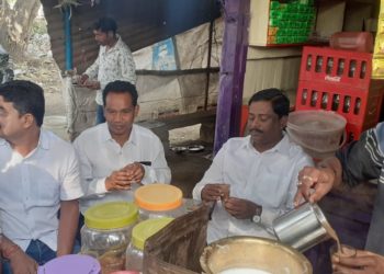 ରାୟଗଡା ଜ଼ିଲ୍ଲା ର ମନ୍ତ୍ରୀ ଶ୍ରୀ ଜଗନ୍ନାଥ ସାରକା  ଓ ବିଜେଡି ପର୍ଯ୍ୟବେକ୍ଷକ ଶ୍ରୀ ସଞ୍ଜୟ ଦାସ ବର୍ମା କୋଲନରା ଠାରେ  କର୍ମୀ ଓ ଜନସାଧାରଣ ଙ୍କ ସହ ମିଶି ‘ଚା’ଦୋକାନ ରେ ‘ଚା’ ପିଉଛନ୍ତି ।