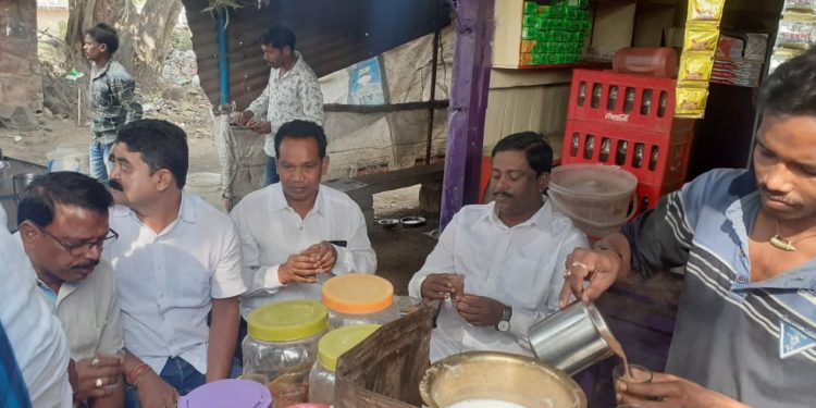 ରାୟଗଡା ଜ଼ିଲ୍ଲା ର ମନ୍ତ୍ରୀ ଶ୍ରୀ ଜଗନ୍ନାଥ ସାରକା  ଓ ବିଜେଡି ପର୍ଯ୍ୟବେକ୍ଷକ ଶ୍ରୀ ସଞ୍ଜୟ ଦାସ ବର୍ମା କୋଲନରା ଠାରେ  କର୍ମୀ ଓ ଜନସାଧାରଣ ଙ୍କ ସହ ମିଶି ‘ଚା’ଦୋକାନ ରେ ‘ଚା’ ପିଉଛନ୍ତି ।