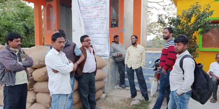 ଗୋପାଳପୁର ଧାନ ମଣ୍ଡିରେ ପଡ଼ିଛୁ ଶହଶହ କୁଇଣ୍ଟାଲ ଧାନ,   ଆଦ୍ରତା ଅଛି କହି  ଗାଡ଼ିସହ  ଲୁଚି ପଳାଇଲେ ମିଲର ଏଜେଣ୍ଟ. ଚାଷୀ ହତାଶ,