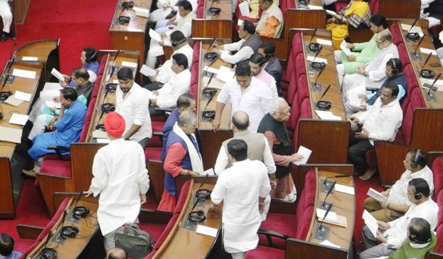 କଂଗ୍ରେସ ବିଧାୟକଙ୍କ କକ୍ଷତ୍ୟାଗ : ଓଡିଶା ବିଧାନସଭାର ବଜେଟ ଅଧିବେଶନ