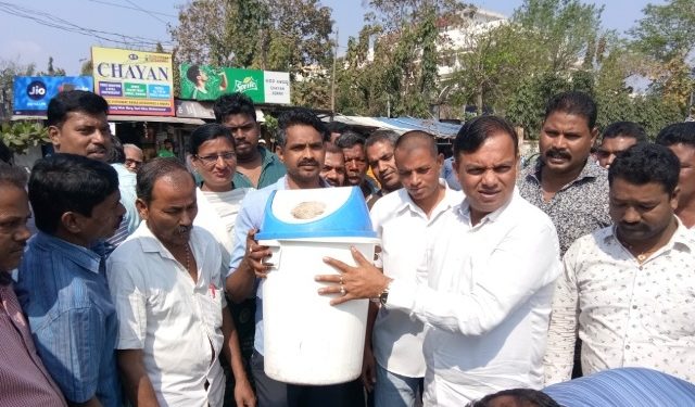 ସ୍ୱସ୍ତି ସେବକ କ୍ଷଦ୍ର ବ୍ୟବସାୟୀ ସଂଘ ତରଫରୁ ଉଠାଦୋକାନୀମାନଙ୍କୁ ଡ଼ଷ୍ଟବିନ୍‌ ବଣ୍ଟନ