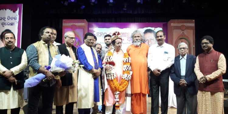 ମଞ୍ଚରେ ତିନି ପଦ୍ମ : କମଳ ଦେଶ ରାଜକୁମାରଙ୍କୁ ଜନ୍ମଦିନରେ ଭବ୍ୟ ସମ୍ବର୍ଦ୍ଧନା