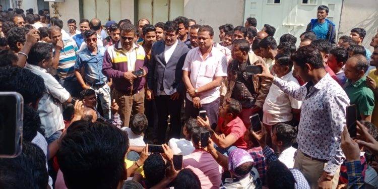 ମର ଶରୀରକୁ ଆସନ୍ତା କାଲି ସୁରତରୁ ଉଡାଜାହାଜରେ ଆଣି ପରିବାରକୁ ହସ୍ତାନ୍ତର କରିବେ।  – ଶ୍ରୀକାନ୍ତ