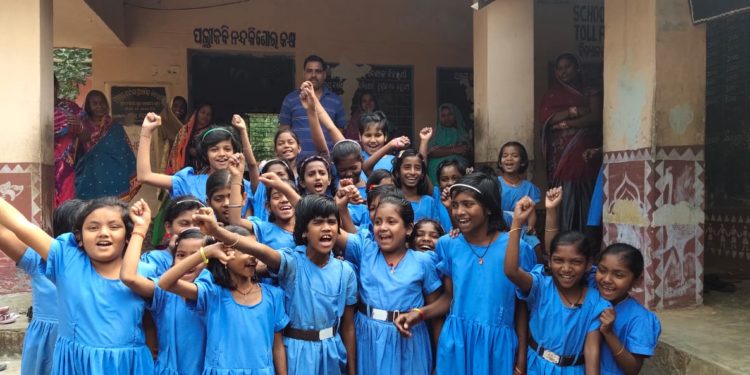 ମାହାଙ୍ଗା କୁସୁପୁର ପ୍ରାଥମିକ ବାଳିକା ବିଦ୍ୟାଳୟ ରେ ପଡିଲା ତାଲା, ଶିକ୍ଷୟତ୍ରୀ ବଦଳି ପ୍ରତିବାଦରେ ଛାତ୍ରୀଙ୍କ  ସ୍କୁଲ ଆଗରେ ଧାରଣା