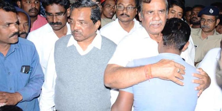 ମୃତାହତ ଙ୍କ ପରିବାରଙ୍କୁ ଭେଟି ସମବେଦନା ଜଣାଇଛନ୍ତି – ମନ୍ତ୍ରୀ ଅଶୋକ ଚନ୍ଦ୍ର ପଣ୍ଡା