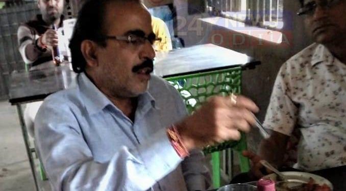 ବୃତ୍ତି ଶିକ୍ଷକତା, ନିଶା ମତୁଆଲା ଆମେତ ଭାଗ୍ୟବାନ ଗୁରୁ ରେ ଆମପରି ଆଉ କିଏ ହବରେ ମାହାଙ୍ଗା – କଟକ