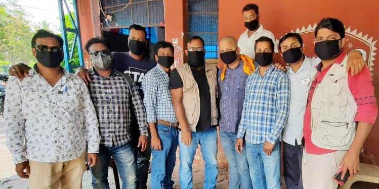 ମାସ୍କ ଲଗାଇ କରୋନାରୁ ମୁକ୍ତି ପାଇବା ପାଇଁ ସଚେତନତା କରାଇ ଥିଲେ ।