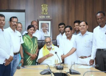 ବେଆଇନ ଭାବେ ୟେସ୍ ବ୍ୟାଙ୍କରେ ଶ୍ରୀଜଗନ୍ନାଥଙ୍କ ୫୪୫କୋଟି ଟଙ୍କା ରାଷ୍ଟ୍ରପତିଙ୍କ ହସ୍ତକ୍ଷେପ ପାଇଁ ରାଜ୍ୟପାଳଙ୍କୁ ପୁରୀ ଜିଲ୍ଲା କଂଗ୍ରେସ କମିଟିର ସ୍ମାରକପତ୍ର ପ୍ରଦାନ