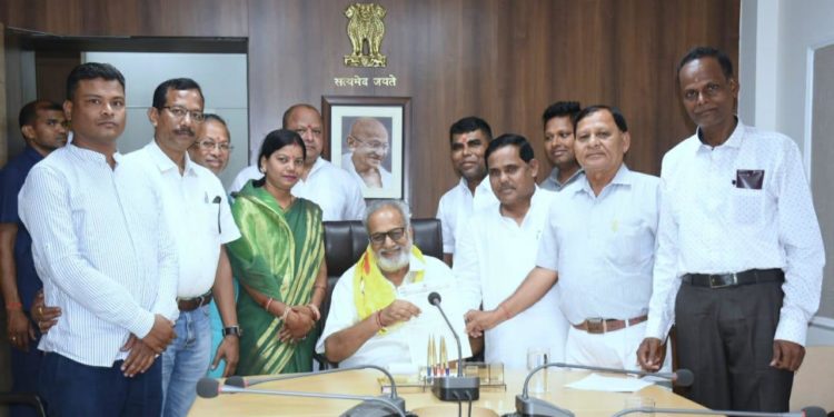 ବେଆଇନ ଭାବେ ୟେସ୍ ବ୍ୟାଙ୍କରେ ଶ୍ରୀଜଗନ୍ନାଥଙ୍କ ୫୪୫କୋଟି ଟଙ୍କା ରାଷ୍ଟ୍ରପତିଙ୍କ ହସ୍ତକ୍ଷେପ ପାଇଁ ରାଜ୍ୟପାଳଙ୍କୁ ପୁରୀ ଜିଲ୍ଲା କଂଗ୍ରେସ କମିଟିର ସ୍ମାରକପତ୍ର ପ୍ରଦାନ