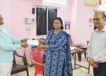 ମୁଖ୍ୟମନ୍ତ୍ରୀ ରିଲିଫ ପାଣ୍ଠି (କୋଭିଡ୍‌ ଫଣ୍ଡ)କୁ ନୟାଗଡ଼ ଭାଟସାହି ସରପଞ୍ଚ ଏବଂ ତାଙ୍କ ପତ୍ନୀ ୧ଲକ୍ଷ ୨ହଜାର ଟଙ୍କା ପ୍ରଦାନ କଲେ।