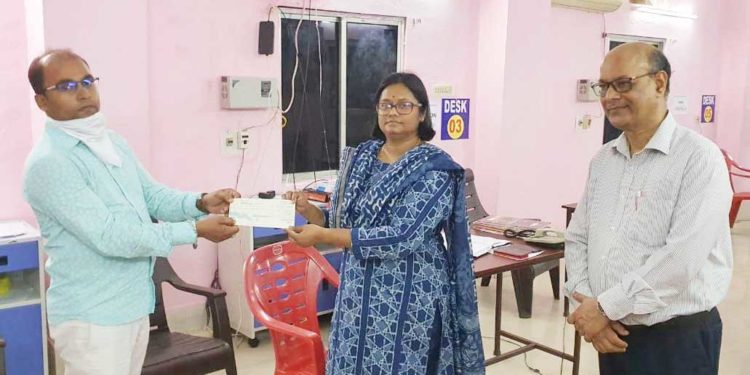 ମୁଖ୍ୟମନ୍ତ୍ରୀ ରିଲିଫ ପାଣ୍ଠି (କୋଭିଡ୍‌ ଫଣ୍ଡ)କୁ ନୟାଗଡ଼ ଭାଟସାହି ସରପଞ୍ଚ ଏବଂ ତାଙ୍କ ପତ୍ନୀ ୧ଲକ୍ଷ ୨ହଜାର ଟଙ୍କା ପ୍ରଦାନ କଲେ।