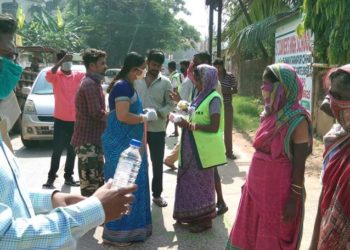 ଯୁବମୋର୍ଚ୍ଚାର କାର୍ଯ୍ୟକର୍ତା ଅସହାୟ ବ୍ୟକ୍ତିମାନଙ୍କୁ ସାହାର୍ଯ୍ୟ କରିଥିଲେ