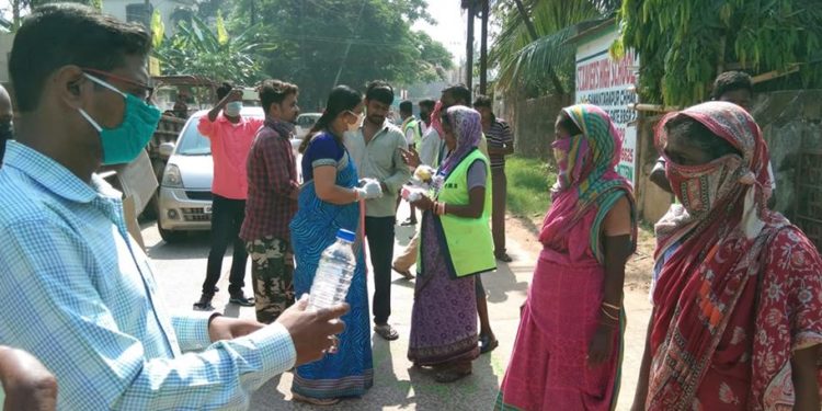 ଯୁବମୋର୍ଚ୍ଚାର କାର୍ଯ୍ୟକର୍ତା ଅସହାୟ ବ୍ୟକ୍ତିମାନଙ୍କୁ ସାହାର୍ଯ୍ୟ କରିଥିଲେ