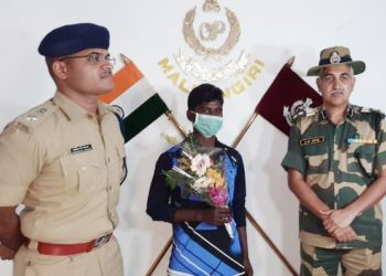 ମାଲକାନଗିରି ପୁଲିସ ନିକଟରେ ଜଣେ ମାଓବାଦୀ ସହ ସାତଜଣ ମାଓ ସମର୍ଥକ ।