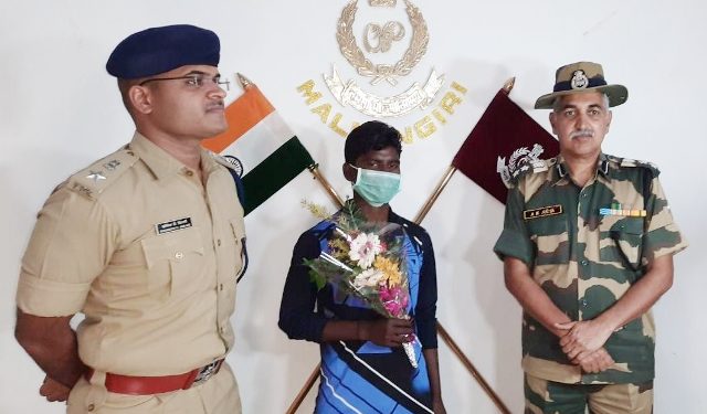 ମାଲକାନଗିରି ପୁଲିସ ନିକଟରେ ଜଣେ ମାଓବାଦୀ ସହ ସାତଜଣ ମାଓ ସମର୍ଥକ ।