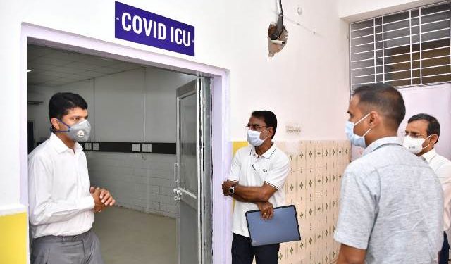 କଳାହାଣ୍ଡି,ସମ୍ବଲପୁର ଗସ୍ତରେ ୫-ଟି ସଚିବ ଭି.କେ ପାଣ୍ଡିଆନ ଏବଂ ଉନ୍ନୟନ କମିଶନର ସୁରେଶ ମହାପାତ୍ର । ପରିଦର୍ଶନ କରିବା ସହ ଜିଲ୍ଲା ପ୍ରଶାସନ ସହ ଆଲୋଚନା କଲେ ।