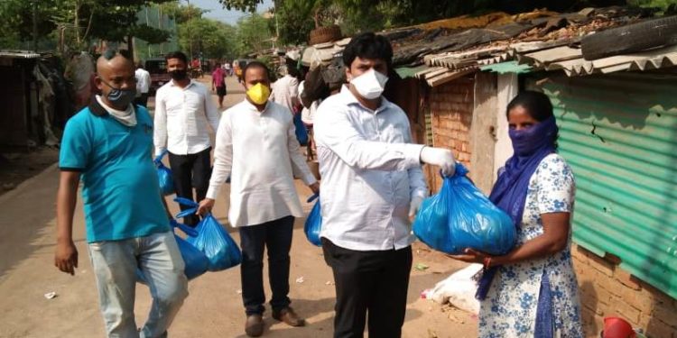 ଯୁବଜନତା ର ରାଜ୍ୟଶାଖା ତରଫରୁ  ଖାଦ୍ୟ ସାମଗ୍ରୀ ବଣ୍ଟନ ଓ ସଚେତନତା କାର୍ଯ୍ୟକ୍ରମ