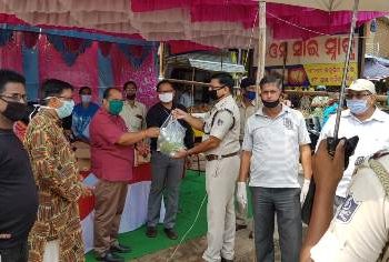 ଉତ୍କଳ ସମ୍ମିଳନୀ ନୟାଗଡ ଶାଖା ବାଣ୍ଟିଲା କରୋନା ଯୋଦ୍ଧାଙ୍କୁ ଛତା,ହ୍ୟାଣ୍ତୱାସ୍ ସହ ସାନିଟାଇଜର—