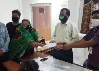 “ଆଦର୍ଶ ମାହାଙ୍ଗା” ପକ୍ଷରୁ ବିଡ଼ିଓଙ୍କ ଜରିଆରେ ପ୍ରଧାନମନ୍ତ୍ରୀଙ୍କ ରିଲିଫ ଫଣ୍ଡକୁ କରୋନା ମୁକାବିଲା ପାଇଁ ସହାୟତା ରାଶି ପ୍ରଦାନ !