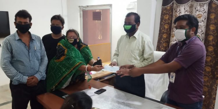 “ଆଦର୍ଶ ମାହାଙ୍ଗା” ପକ୍ଷରୁ ବିଡ଼ିଓଙ୍କ ଜରିଆରେ ପ୍ରଧାନମନ୍ତ୍ରୀଙ୍କ ରିଲିଫ ଫଣ୍ଡକୁ କରୋନା ମୁକାବିଲା ପାଇଁ ସହାୟତା ରାଶି ପ୍ରଦାନ !