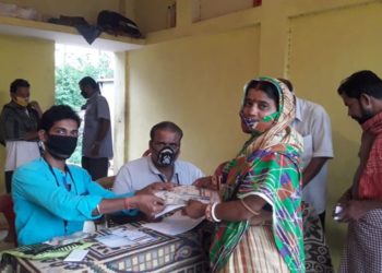 ନିର୍ମାଣ ଶ୍ରମିକ ମାନଙ୍କୁ ସହାୟତା ରାଶି ପ୍ରଦାନ କରାଯାଉଅଛି ।