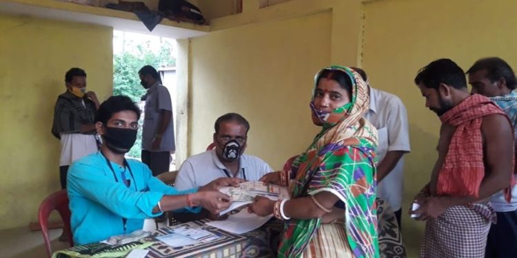 ନିର୍ମାଣ ଶ୍ରମିକ ମାନଙ୍କୁ ସହାୟତା ରାଶି ପ୍ରଦାନ କରାଯାଉଅଛି ।