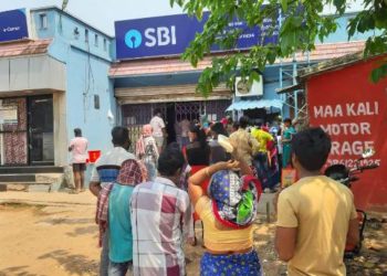 ଟଙ୍କା ୫ଶହ ପାଇଁ ବିଭିନ୍ନ ବ୍ୟାଙ୍କ ସମ୍ମୁଖରେ ଭିଡ଼, ରହୁନି ସାମାଜିକ ଦୂରତ୍ୱ ରକ୍ଷା