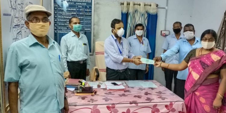 ମୁଖ୍ୟମନ୍ତ୍ରୀଙ୍କ ରିଲିଫ୍ ପାଣ୍ଠିକୁ ସହାୟତା ପ୍ରଦାନ କଲେ ପ୍ରାଥମିକ ଶିକ୍ଷକ ସଂଘ – ହିଞ୍ଜିଳିକାଟୁ