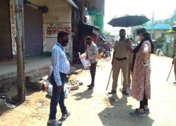 ‘ସାମାଜିକ ଦୂରତା’କୁ  ପ୍ରଶାସନର ପ୍ରାଧାନ୍ୟ ; ପ୍ରଶାସନ ପ୍ରକ୍ଷରୁ କଡାକଡିଭାବେ ଯାଂଚ ଅମାନିଆ ଚାଳକଙ୍କ ବାଇକ ଜବତ କଲା ପୁଲିସ