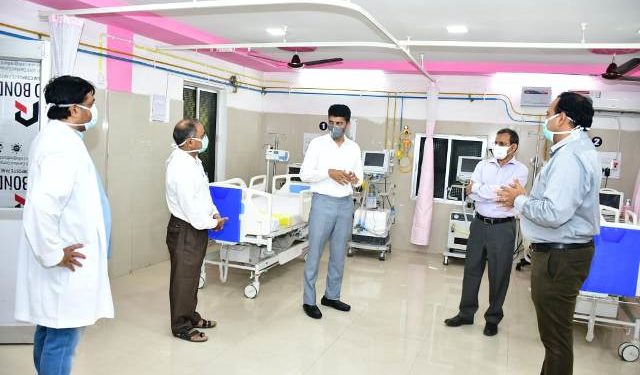 କୋରାପୁଟ,ନବରଙ୍ଗପୁର,ମାଲକାନଗିରି କୋଭିଡ୍ ହସ୍ପିଟାଲ ପରିଦର୍ଶନ କରି ସ୍ଥିତିର ସମୀକ୍ଷା କରିଛନ୍ତି ୫-ଟି ସଚିବ ଭି.କେ.ପାଣ୍ଡିଆନ