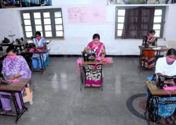 ଡାଲମିଆ ସିମେଂଟ୍ ସହାୟତାରେ ମାସ୍କ ତିଆରି କରି ଲକଡାଉନରେ ମଧ୍ୟ ରୋଜଗାର କରିପାରୁଛନ୍ତି ଏସଏଚଜି ମହିଳା ଦୁଇ ମାସରେ ୧,୧୦,୦୦୦ ମାସ୍କ ତିଆରି ପାଇଁ ମିଳିଛି ବରାଦ – ରାଜଗାଙ୍ଗପୁର