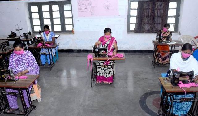 ଡାଲମିଆ ସିମେଂଟ୍ ସହାୟତାରେ ମାସ୍କ ତିଆରି କରି ଲକଡାଉନରେ ମଧ୍ୟ ରୋଜଗାର କରିପାରୁଛନ୍ତି ଏସଏଚଜି ମହିଳା ଦୁଇ ମାସରେ ୧,୧୦,୦୦୦ ମାସ୍କ ତିଆରି ପାଇଁ ମିଳିଛି ବରାଦ – ରାଜଗାଙ୍ଗପୁର