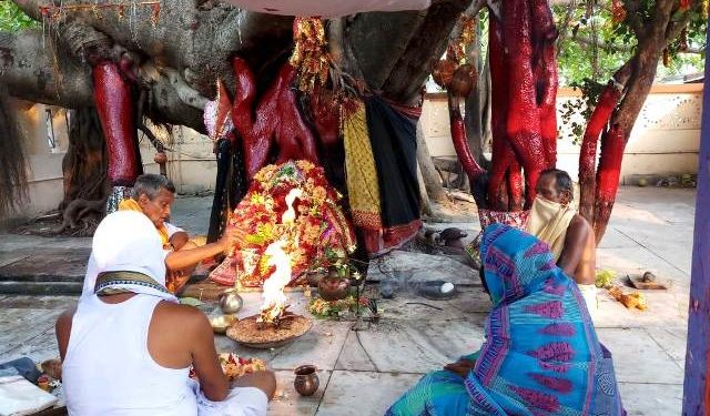 ଖରସ୍ରୋତା ନଦୀର ଯୋକଡିଆ ଘାଟରେ ତରାପୁର ହିଙ୍ଗୁଳା ଯଜ୍ଞଭସ୍ମ ବିସର୍ଜନ ଲକଡାଉନ ପାଇଁ ସିମିତ କର୍ମକର୍ତାଙ୍କ ଦ୍ୱାରା ନିରାଡମ୍ବରରେ ହେଲା ସମ୍ପର୍ଣ୍ଣ