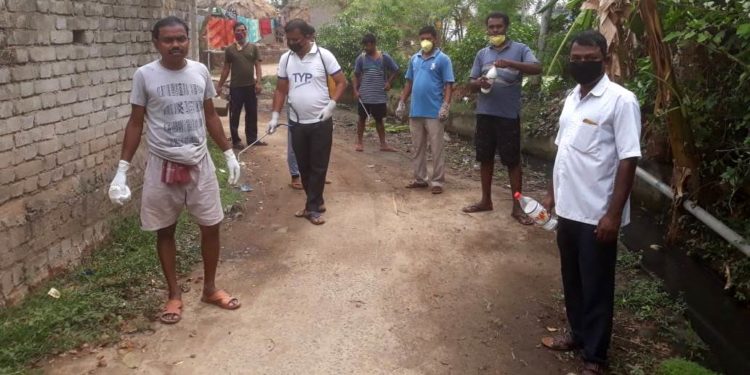 ଠାକୁରପାଟଣା ଯୁବପରିଷଦ ପକ୍ଷରୁ ଗାଁ ପରିସରକୁ ସାନିଟାଇଜର କରାଗଲା