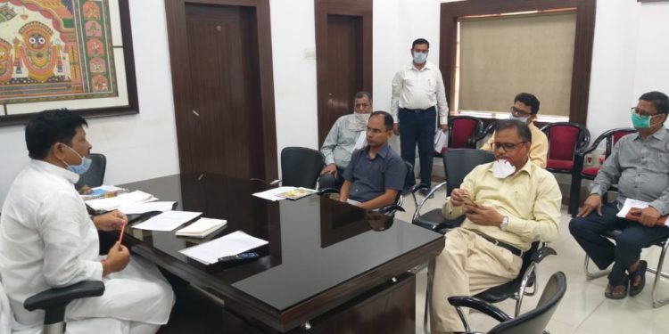 ଖରାଦିନ ପାଇଁ ପାନୀୟ ଜଳ ସମସ୍ୟାକୁ ସରକାରଙ୍କ ଗୁରୁତ୍ୱପୂର୍ଣ୍ଣ ବୈଠକ : ଶ୍ରୀ ପ୍ରତାପ ଜେନା